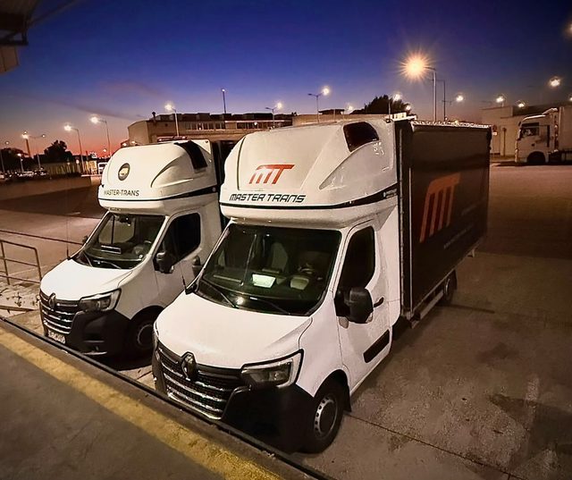 Dwa busy Renault Master z plandeką w barwach MASTER TRANS
